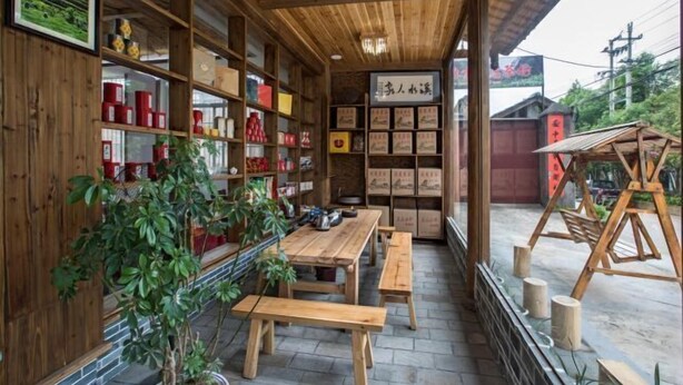 Ein rustikales Holzinterieur mit Regalen, Tischen und Bänken.