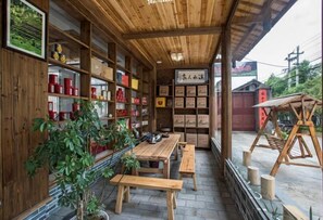 Un intérieur rustique en bois, avec des étagères, des tables et des bancs.