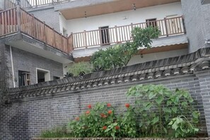 Exterior detail - Yuyun Hostel (Tiantai County)