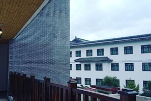 A building with a traditional architectural style, featuring a tiled roof and multiple windows. - Yuyun Hostel (Tiantai County)