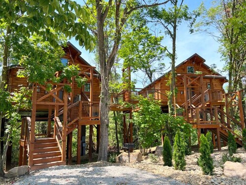 Treehouse Getaway with Hot Tub @ Cricket Hill