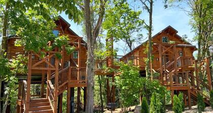Treehouse Getaway with Hot Tub @ Cricket Hill