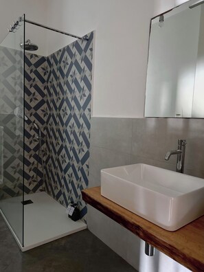 Een douche, een haardroger, een bidet, handdoeken