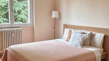 2 Schlafzimmer, Zimmersafe, Schreibtisch, Bügeleisen/Bügelbrett
