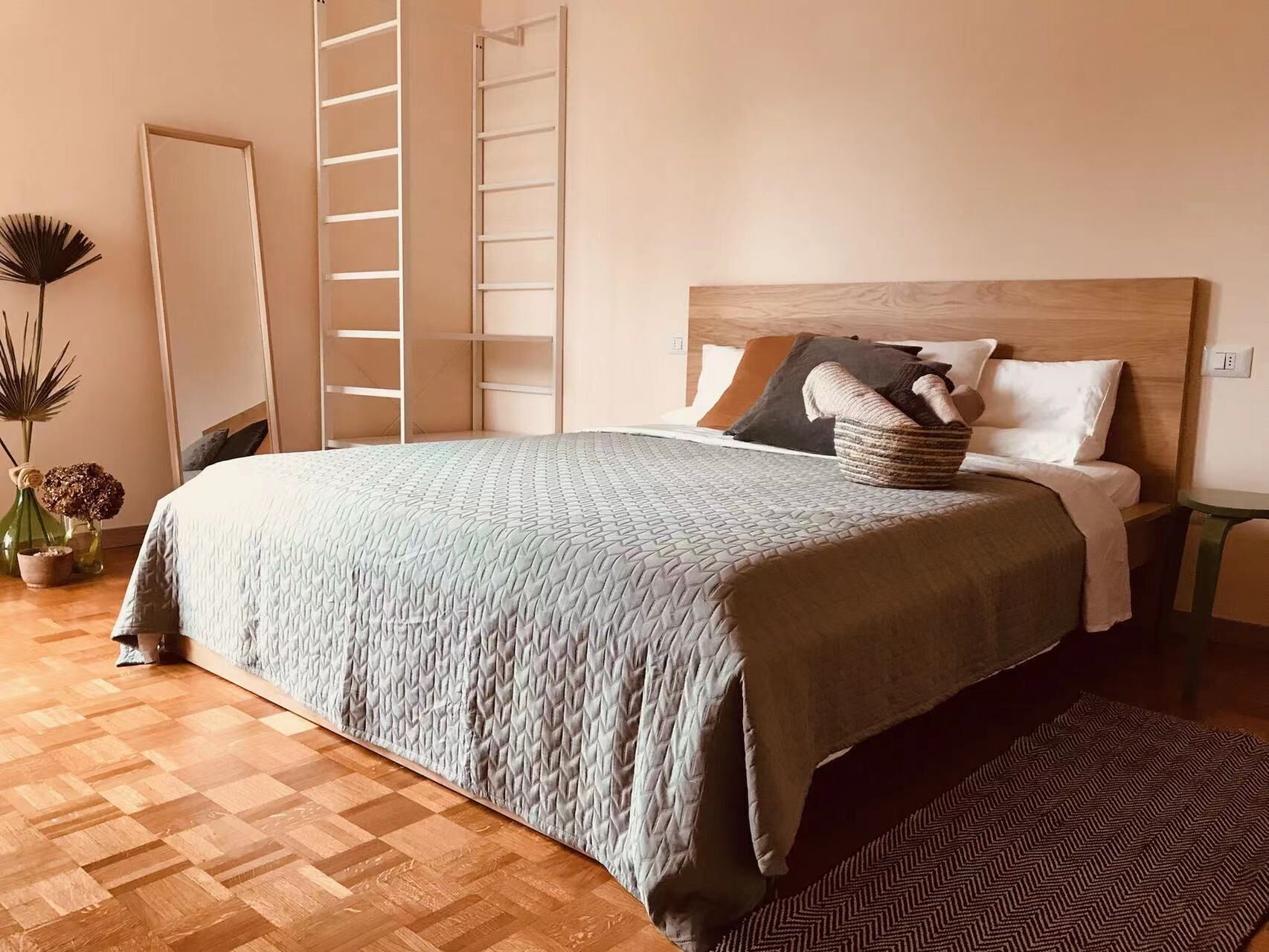 2 chambres, coffres-forts dans les chambres, bureau