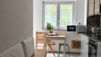 Een koelkast, een magnetron, een oven, een kookplaat