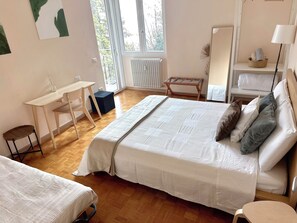 2 chambres, coffres-forts dans les chambres, bureau