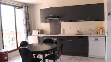 KĂŒhlschrank, Mikrowelle, Ofen, Herdplatte