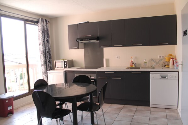 Kühlschrank, Mikrowelle, Ofen, Herdplatte