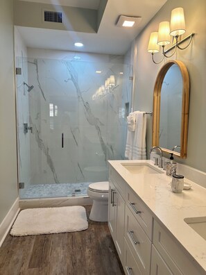 Kombinert dusj/badekar, hårføner, håndklær og toalettpapir