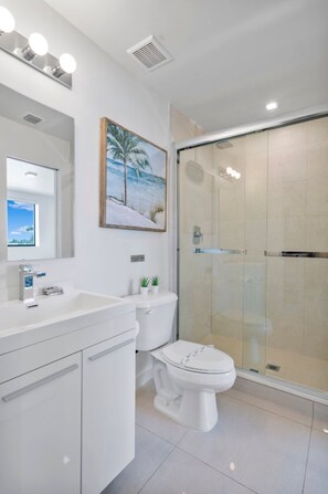 Apartment | Bathroom | Shower, rainfall showerhead, hair dryer, towels - Miami Suite 304 (Miami)