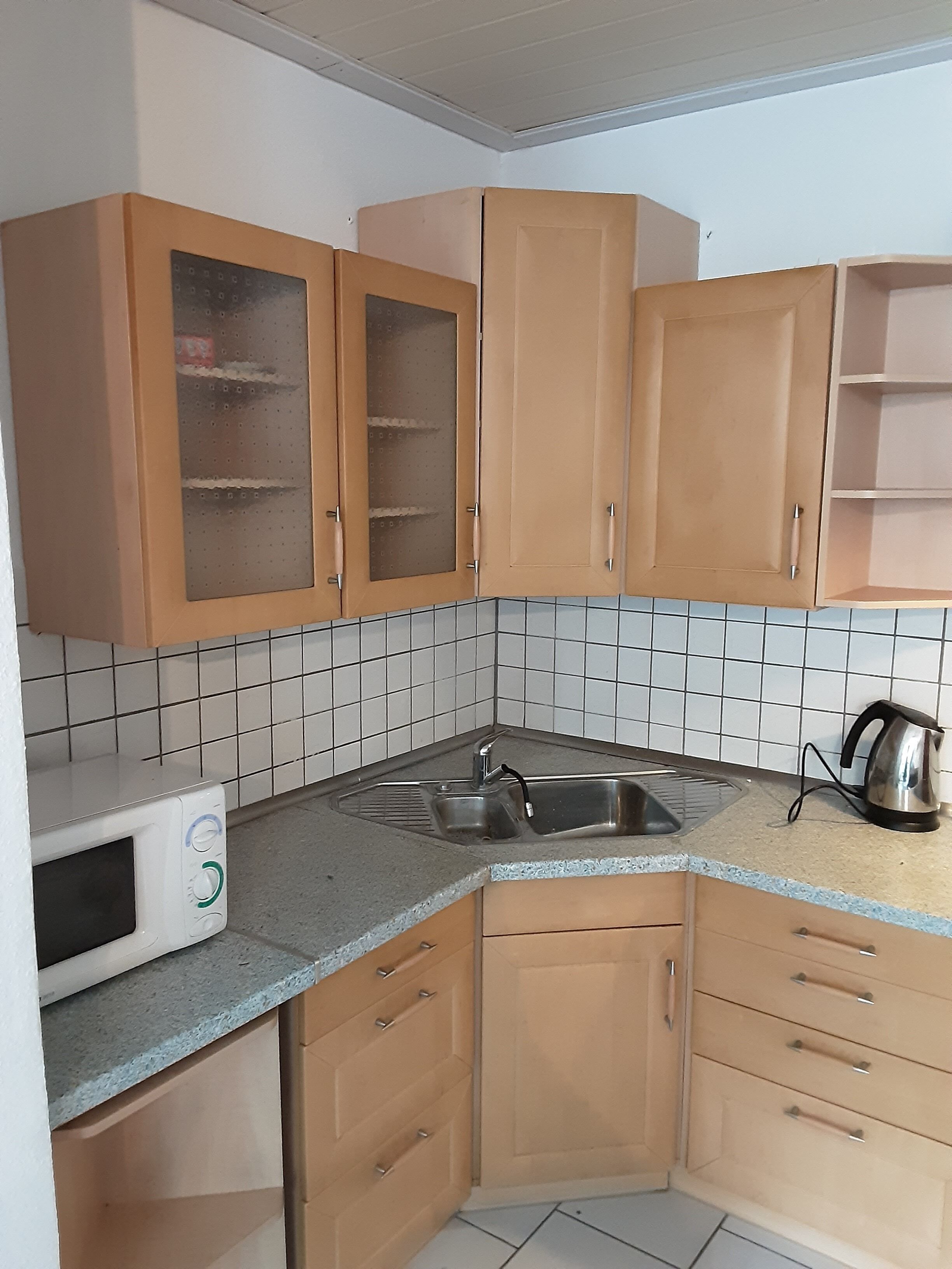 Kühlschrank, Mikrowelle, Herdplatte, Wasserkocher mit Kaffee-/Teezubehör