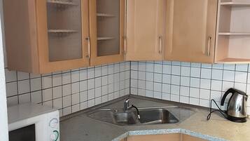 KĂŒhlschrank, Mikrowelle, Herdplatte, Wasserkocher mit Kaffee-/Teezubehör