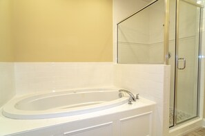 Ensemble douche/baignoire, sèche-cheveux, serviettes fournies, savon