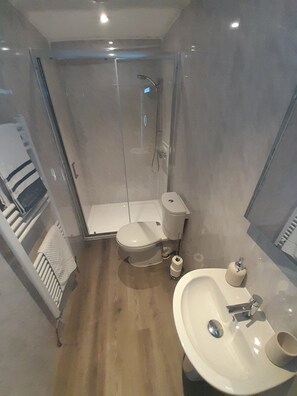 Dusche, Haartrockner, Handtücher, Seife