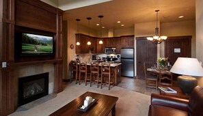 Televisión y chimenea