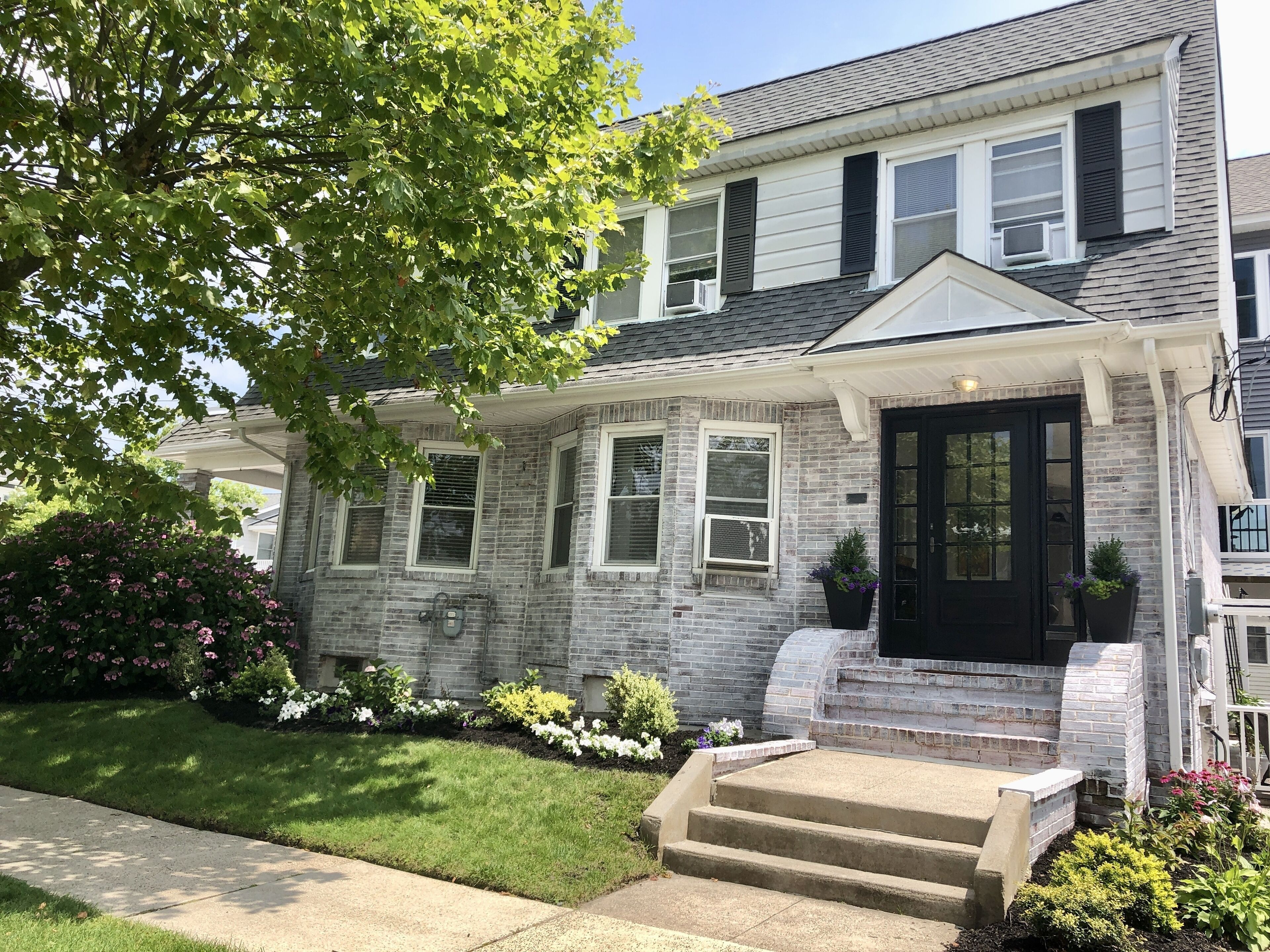3 Blocks to 🏖 King Bed, Private Patios, Parking