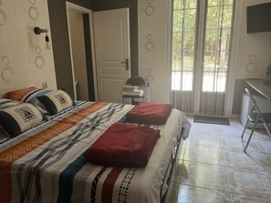 Panoramic-Dreibettzimmer, 3 Schlafzimmer, Kühlschrank, Gartenblick | 1 Schlafzimmer, kostenloses WLAN, Bettwäsche