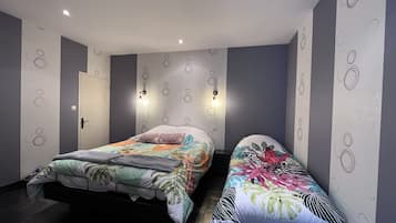 Habitación triple panorámica, 3 habitaciones, refrigerador, vista al jardín | Wifi gratis y ropa de cama