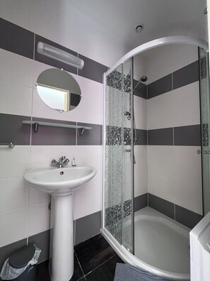 Quarto casal panorâmico, 1 quarto, para não fumantes | Banheiro | Produtos de toalete grátis, secador de cabelo, toalhas de banho 