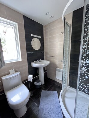 Panoramic-Dreibettzimmer, 3 Schlafzimmer, Kühlschrank, Gartenblick | Badezimmer | Kostenlose Toilettenartikel, Haartrockner, Handtücher