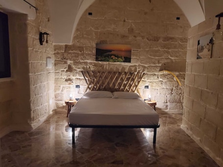 1 bedroom, travel cot, bed sheets. HUG HOUSE