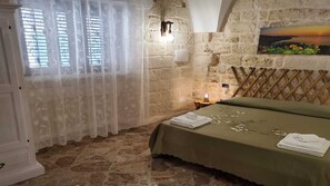 1 Schlafzimmer, Reisekinderbett, Bettwäsche