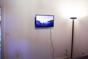2 habitaciones, escritorio, tabla de planchar con plancha y wifi gratis 