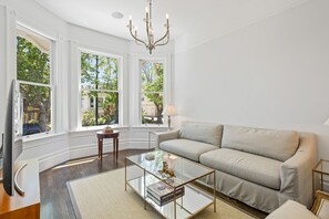 Smart TV, books - Beautiful upper level 2b/2b flat in 1885 Queen Anne Cottage in Alameda (Alameda)