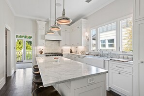 Fridge, microwave, oven, stovetop - Beautiful upper level 2b/2b flat in 1885 Queen Anne Cottage in Alameda (Alameda)