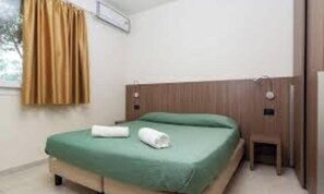 1 غرفة نوم وخزنة داخل الغرفة وسرير سفر وواي فاي مجانًا