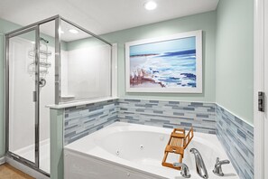 Bañera de hidromasaje y toallas