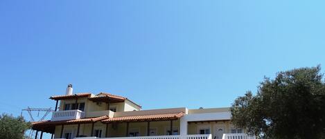 Vista frontal de la propiedad