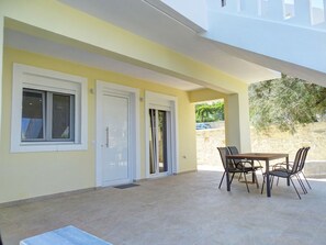 Front of property - Lyrids Apartments (Rethymno)