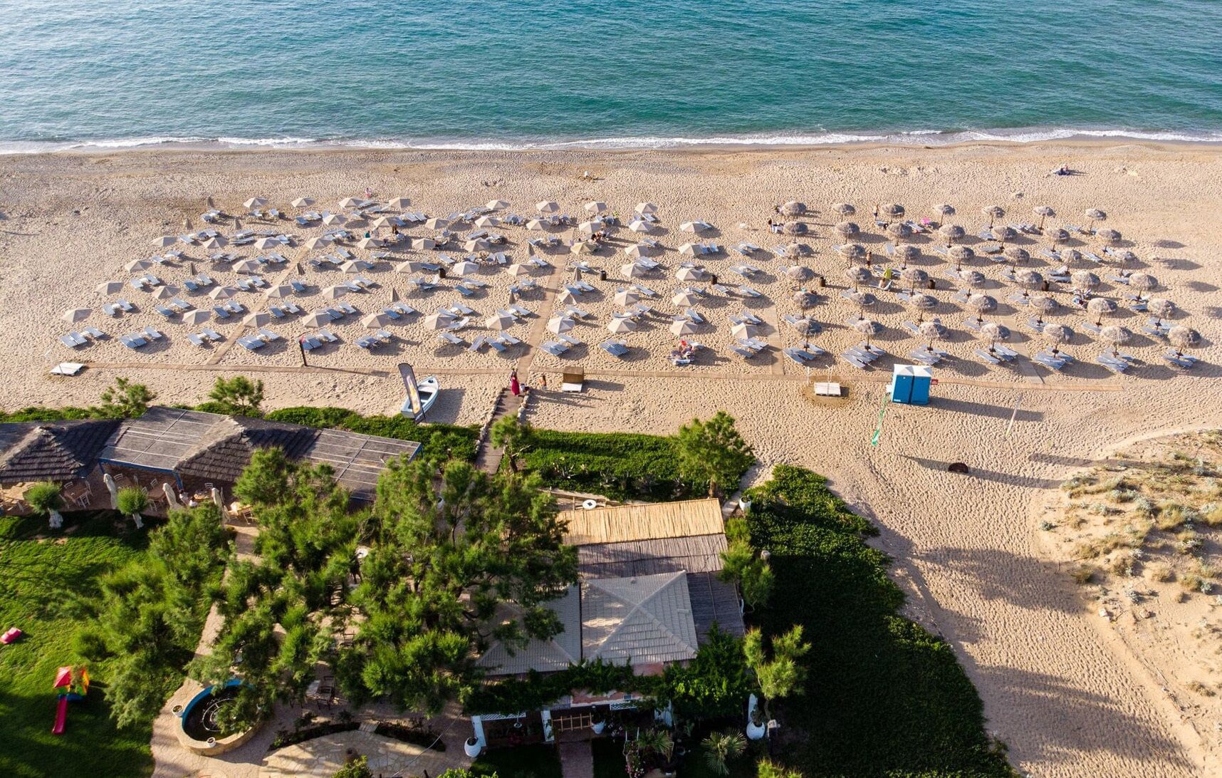 Beach nearby, 4 beach bars