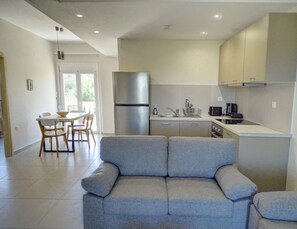 Superior-Apartment, 2 Schlafzimmer, Nichtraucher, Meerblick | Eigene Küche | Großer Kühlschrank, Ofen, Herdplatte