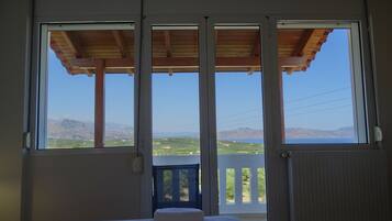 Classic Apartment, 1 Bedroom, Non Smoking, Sea View | Hypo-allergenic bedding, memory foam beds, individually decorated