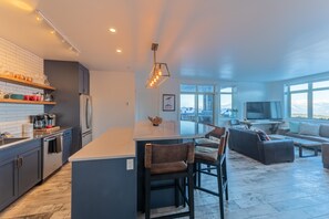 Refrigerador, microondas, horno, placa de cocina