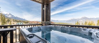 Fully Renovated ski in / ski out Loft  with Private Hot Tub