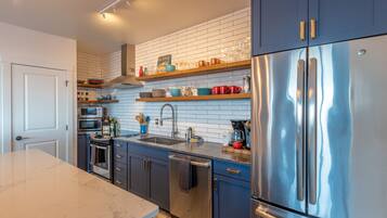 Réfrigérateur, micro-ondes, four, plaque de cuisson