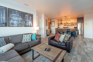 Smart TV, mesa de ping pong, estéreo