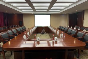 A conference room with a long table, chairs, and a projector screen. - International Academic Exchange Center (Yuntang Campus Hotel, CSUST) (Changsha)