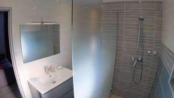 Chuveiro, secador de cabelo, papel higiênico