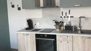 Geladeira, micro-ondas, fogão, cooktop