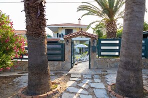Property grounds - Villa Rose (Anavissos)