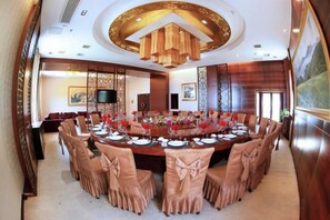 A conference room with a large oval table, chairs, and a television. - Yichun Jing'an · Changlv Qinlu Jiuling Hot Spring Hotel (Kuangzhong Garden) (Jing'an)