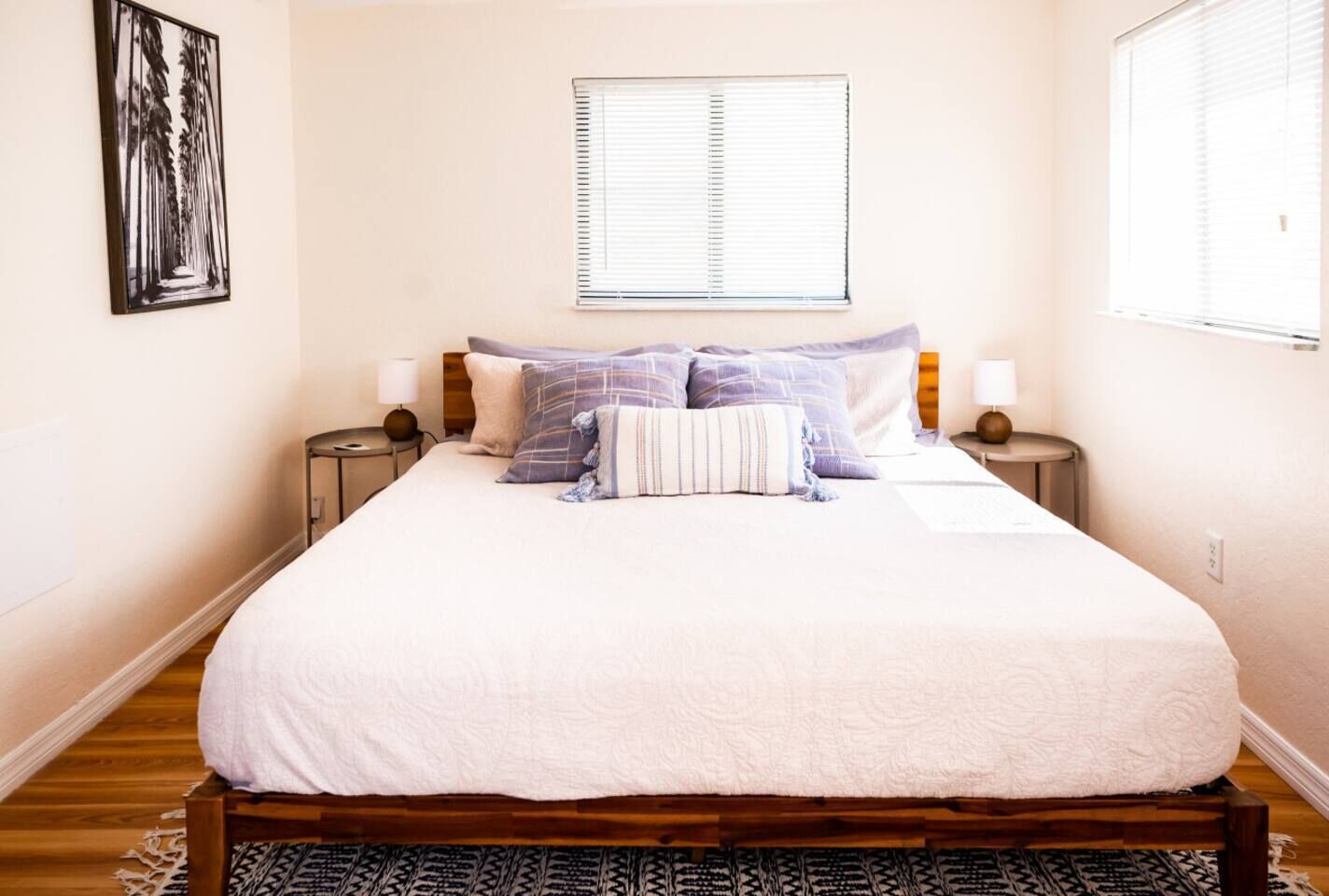 1 habitación, tabla de planchar con plancha y cuna de viaje 