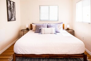 1 bedroom, iron/ironing board, travel crib, free WiFi - Paddleboards + Walk to Beach + King Bed (Indian Rocks Beach)