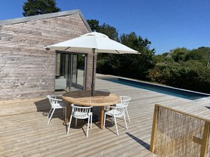 Outdoor dining - New wooden house, swimming pool, 5 minutes' walk from the beach. (Landunvez)