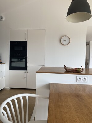 Kylskåp, mikrovågsugn, ugn och spishäll